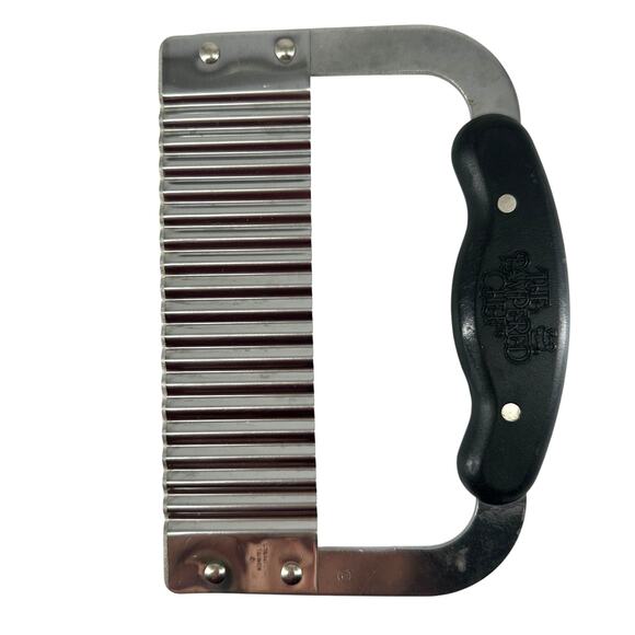 Pampered Chef Crinkle Cutter #1062 with Blade Cover + 2000 Season’s Recipe Book - Picture 3 of 5